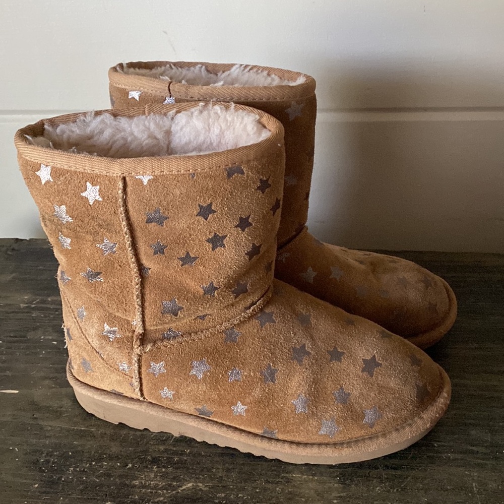 Rare Find – UGG Classic Short II Stars Boot 
Size 4 (Big Kid) | Color: Chestnut - Picture 3 of 15
